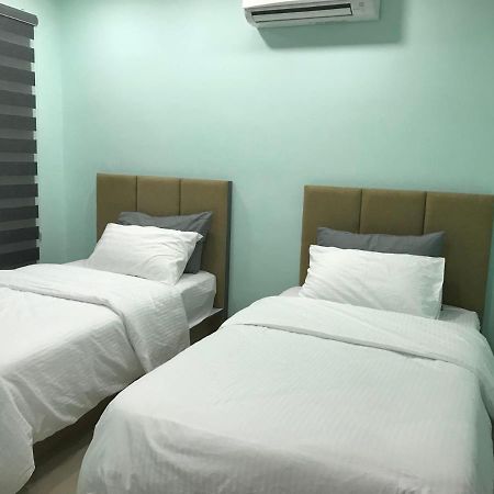 Homestay Stardow~星窗名宿~ Johor Bahru Esterno foto