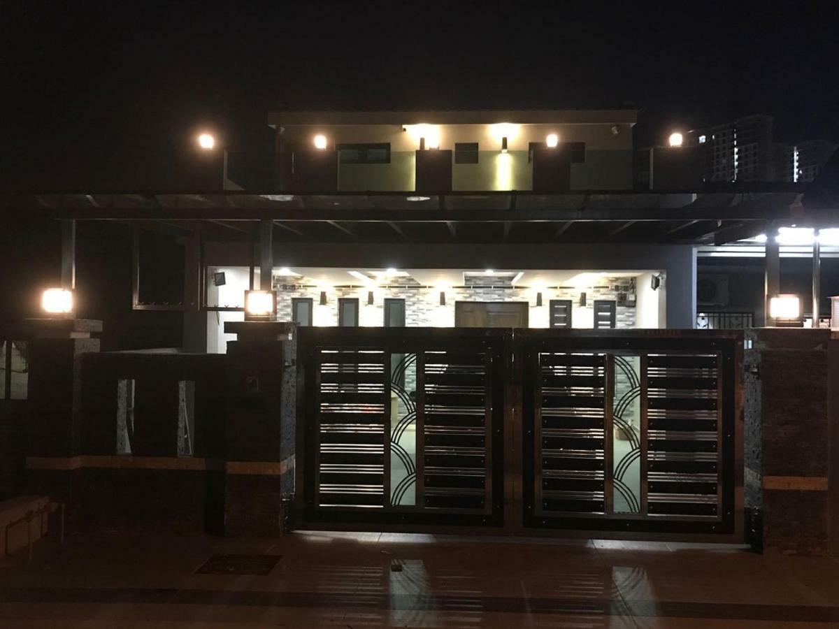Homestay Stardow~星窗名宿~ Johor Bahru Esterno foto