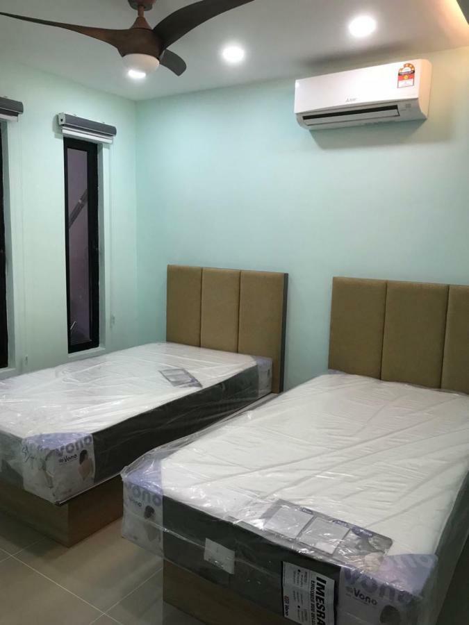 Homestay Stardow~星窗名宿~ Johor Bahru Esterno foto